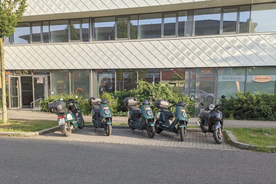 So platzsparend wie hier in Klotzsche (Am Wasserwerk) parken die E-Mopeds bislang nur selten.