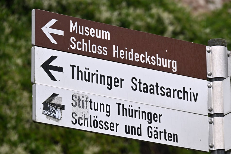 Die Kosten für die Beseitigung von Schäden, wie beispielsweise von Stickern, und für gezielte präventive Maßnahmen wie etwa nächtliche Bestreifung beliefen sich in den Liegenschaften der Stiftung jährlich auf etwa 100.000 Euro, so ein Sprecher.