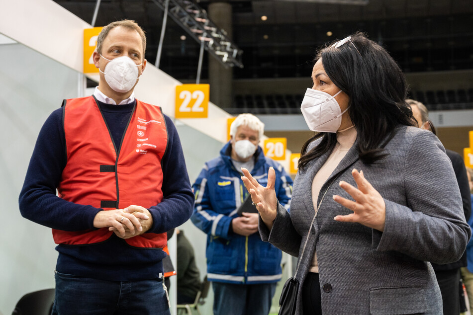 Gesundheitssenatorin Dilek Kalayci (SPD) und Mario Czaja, ehrenamtlicher Präsident des Deutschen Roten Kreuzes (DRK) in Berlin und Berliner CDU-Abgeordneter, im geplanten Impfzentrum im Velodrom.