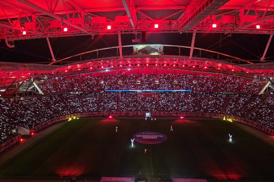 Als "Sind die Lichter angezündet" ertönte, nahmen fast alle Zuschauer ihr Handylicht zur Hand. Das sorgte für ein beeindruckendes Bild in der Red Bull Arena.