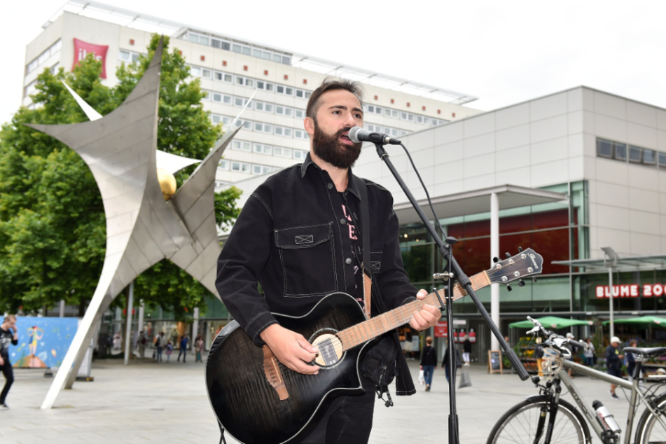 Straßenmusiker Bocho Chania (29) spielt hin und wieder auf der Prager Straße Coversongs berühmter Musiker.