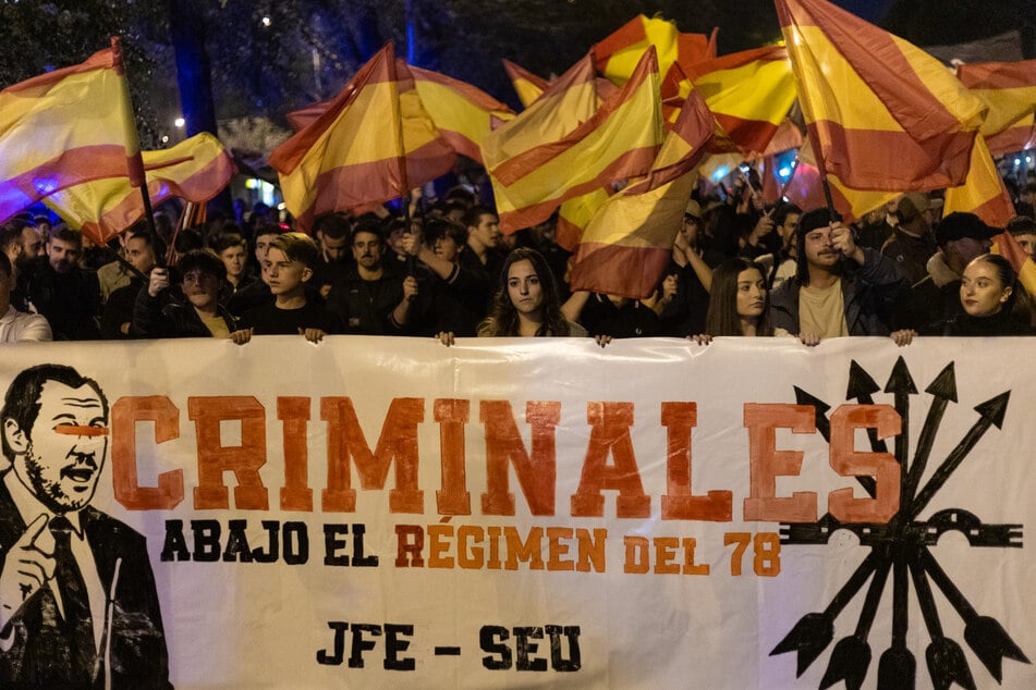 Rund 1500 Demonstranten hatten sich am Abend vor dem Verkehrsministerium in Madrid versammelt und einen Protest veranstaltet.