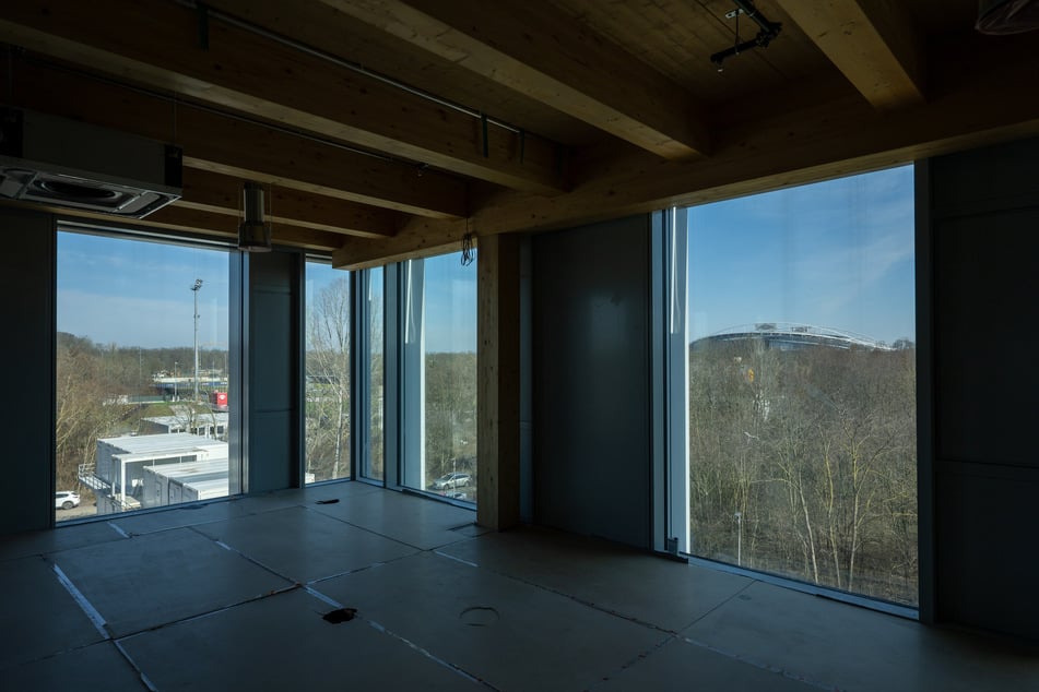 Das wird die Loge im 3. OG - inklusive Ausblick auf Trainingsgelände und Red Bull Arena.