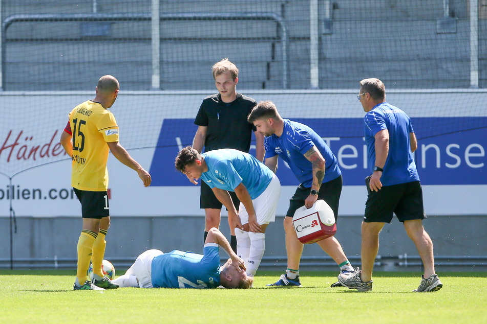 1. August 2020: Robert Zickert liegt am Boden, hat sich im Testspiel gegen die SpVgg Bayreuth eine schwere Verletzung des linken Knies zugezogen.