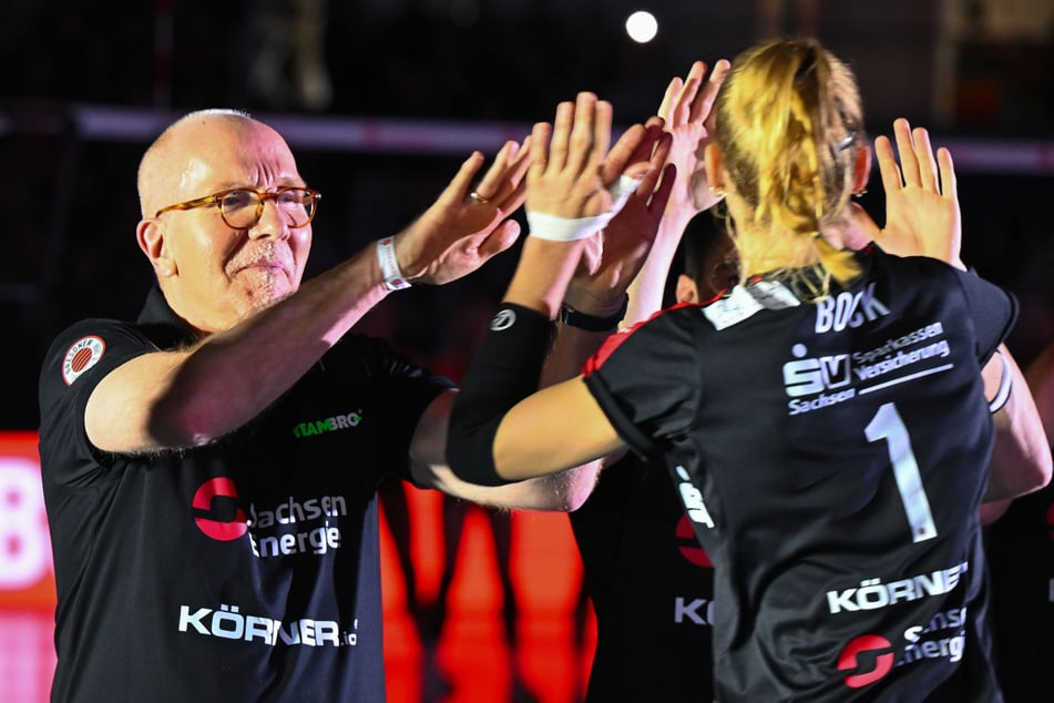 Im offiziellen Team-Outfit klatschte Ex-DSC-Präsident Wolfgang Söllner (64) beim Einlauf mit den Spielerinnen ab, hier mit Linda Bock.