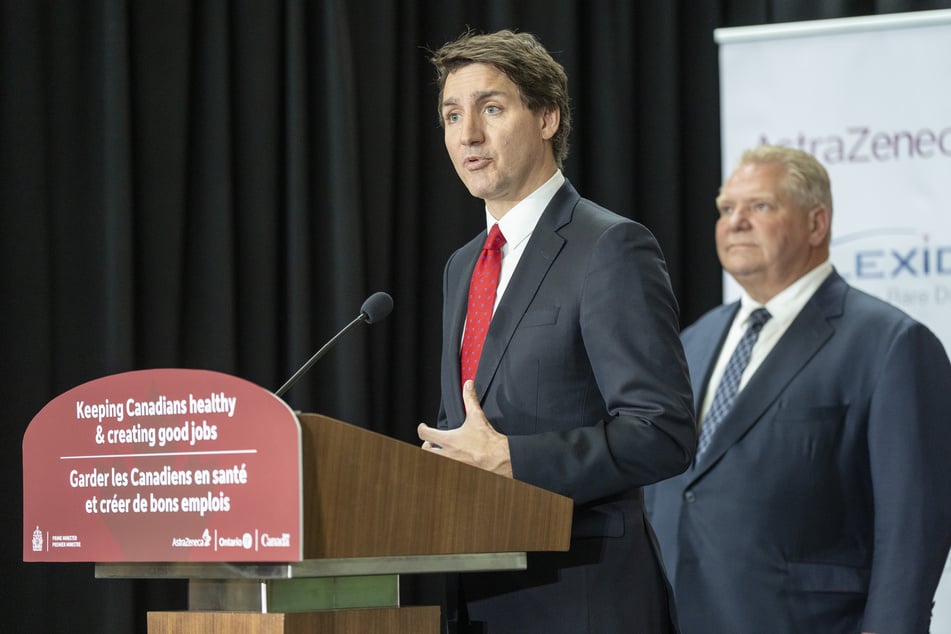 Justin Trudeau (51, l.), Premierminister von Kanada, beantwortet Fragen, nachdem angekündigt wurde, dass TikTok nicht mehr auf von der Regierung herausgegebenen Smartphones verwendet werden darf.