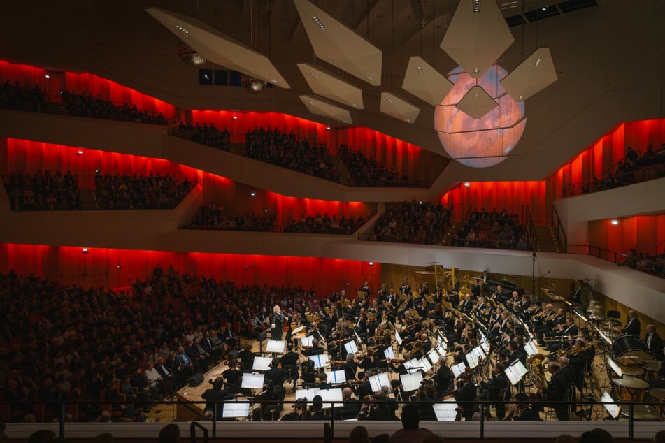 Das Orchester der Dresdner Philharmonie mit Chefdirigent Sir Donald Runnicles (71) im illuminierten Kulturpalast.