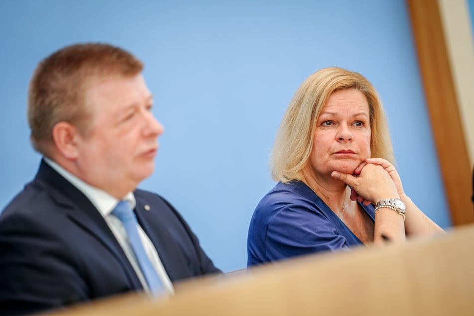 Innenministerin Nancy Faeser (53, SPD, r.) und Verfassungsschutz-Präsident Thomas Haldenwang (64, l.) sprechen von "wenigen Fällen". (Archivbild)