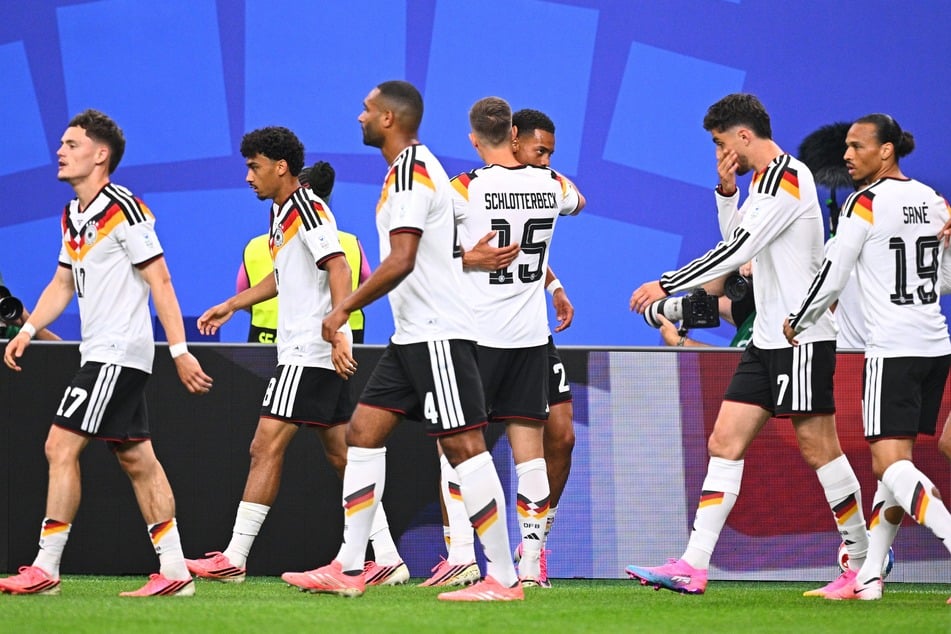 Felix Nmecha (M.) jubelt mit den Kollegen über sein frühes Tor.