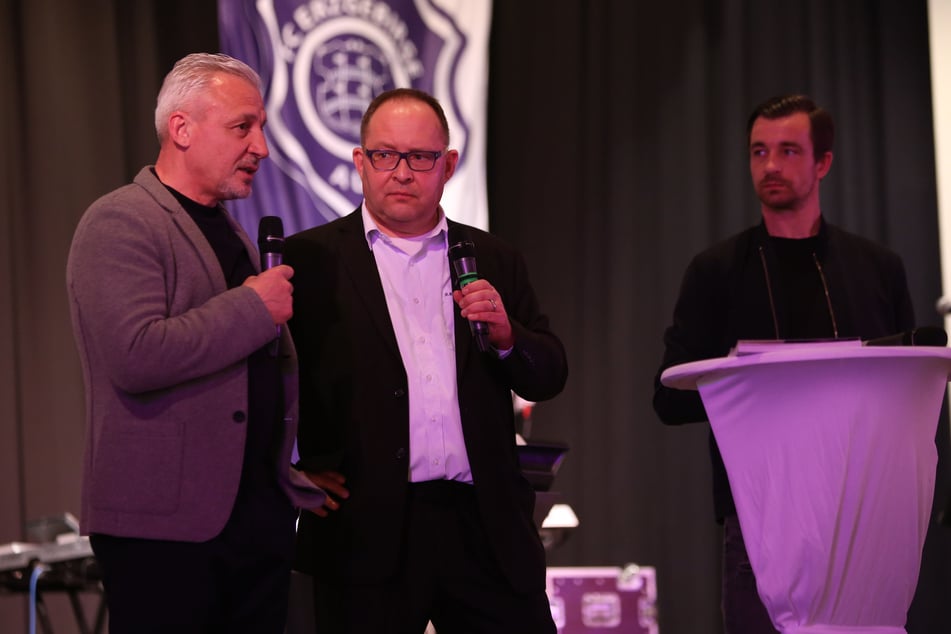 FCE-Trainer Pavel Dotchev (57, l.) und Kapitän Martin Männel (35, r.) beantworten die Fragen von Moderator Ronny Maiwald zur sportlichen Situation.