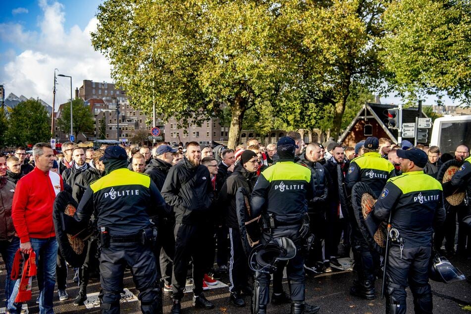 Etliche Fans wurden nicht ins Stadion gelassen, später kam es zu Gewaltszenen zwischen Polizei und Fans.