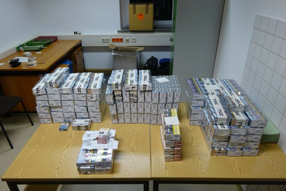 Ein Mann schmuggelte in einem Transporter mehr als 108 Stangen Zigaretten.