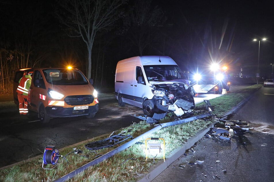 Am Montagabend erlitt ein Mercedes-Fahrer (46) infolge eines Unfalls auf der Dohnaer Straße leichte Verletzungen.
