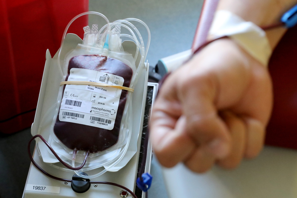 Eine Person spendet Blut.