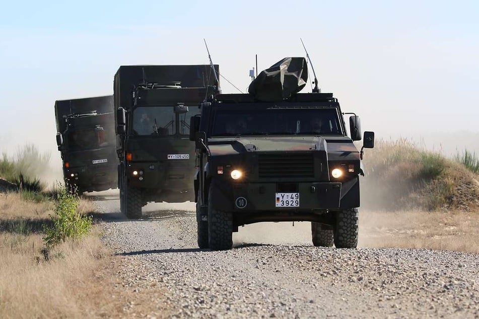 Führungsfahrzeug "Eagle" als mobile Windmessstation und zwei MAN-Lkws zum Transport der Heliumbündel sowie sonstiger Ausrüstung sind auf dem Weg zum Startort der Ballons. (Archivbild)