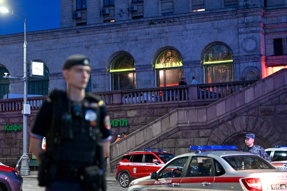 Sicherheitskräfte sind am Ort einer Explosion in Moskau, Russland, im Einsatz, an dem sich in einem Restaurant eine tödliche Explosion ereignet hat.