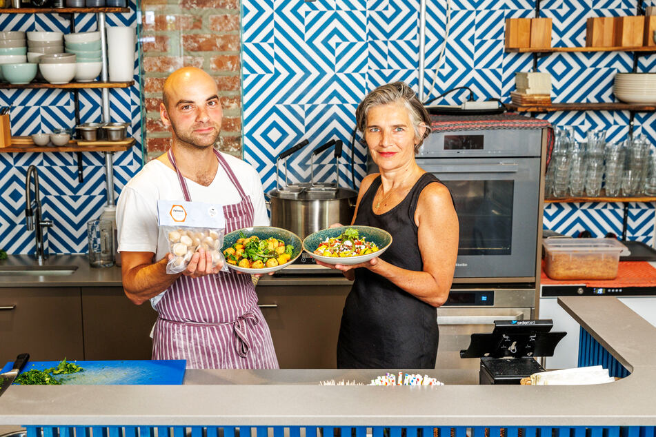 Pelmeni zum Mitnehmen oder lecker angerichtet - Robert Leuschner (35) und "Raskolnikoff"-Chefin Petra Burckhardt (59) bieten beides im Bistro "nu!" an.