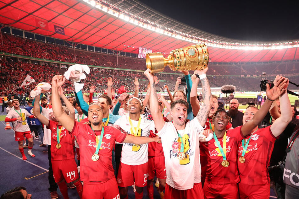 Die Mannschaft in Feierlaune! RB Leipzig hat zum zweiten Mal in Folge den DFB-Pokal gewonnen.
