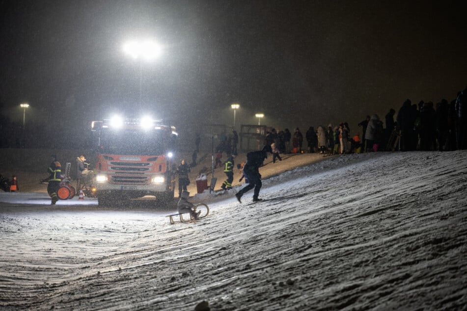 Die Feuerwehr hat in Finkenwerder den Deich ausgeleuchtet, damit auch am späten Abend noch gerodelt werden konnte.