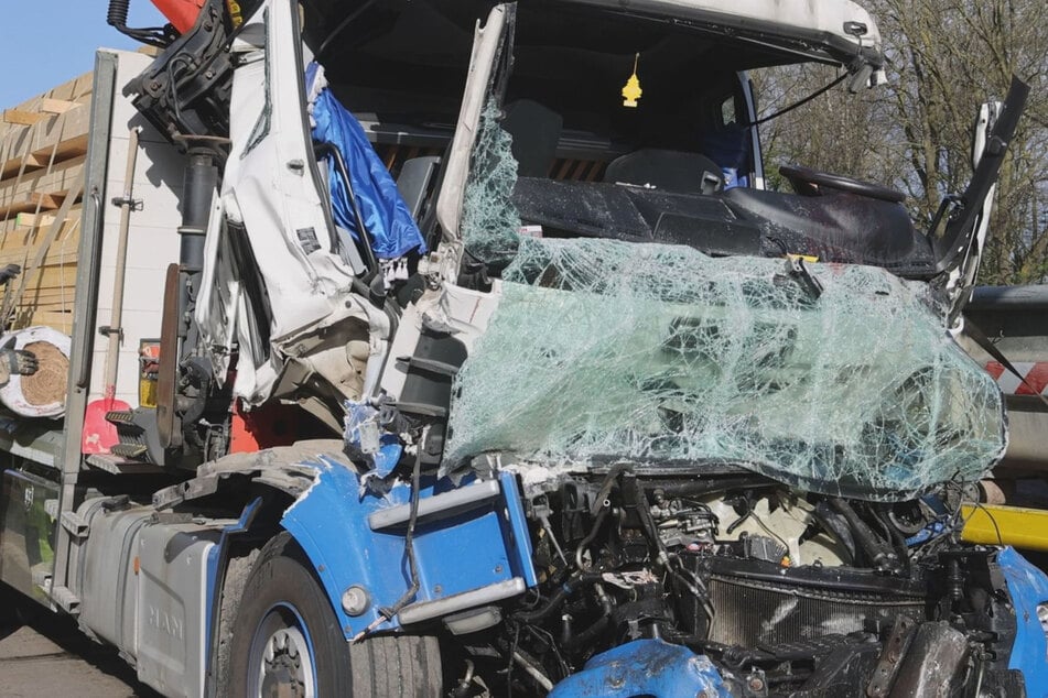 Unfall A1: Drei Lkw krachen auf A1 ineinander: Fahrer muss notoperiert werden