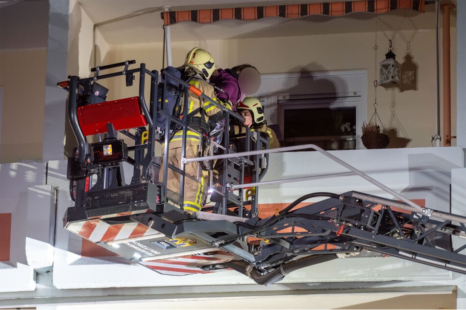 Dichter Qualm im Treppenhaus hatte eine Flucht durch den Flur verhindert.