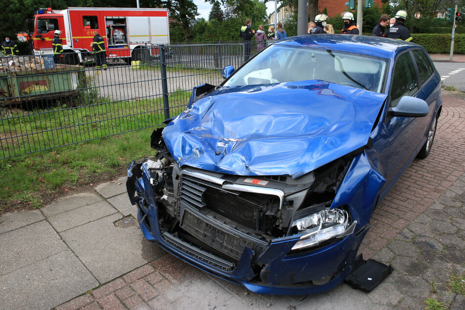 Audi rammt Feuerwehrauto auf Einsatzfahrt: Fahrer verletzt