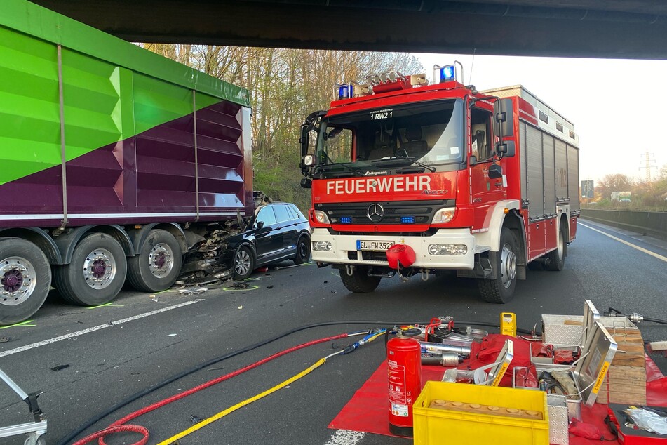 Feuerwehr und Polizei sichern aktuell die Unfallstelle auf der A1 in Fahrtrichtung Köln.