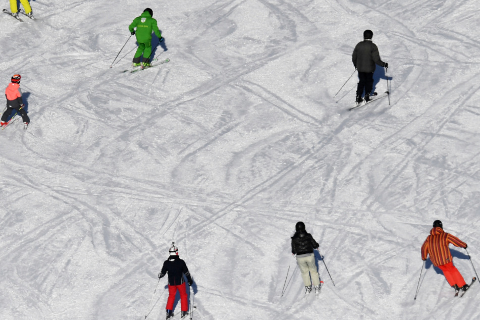 Der Mann hat sich bei einem Skiunfall den Unterschenkel und das Steißbein gebrochen. (Symbolbild)