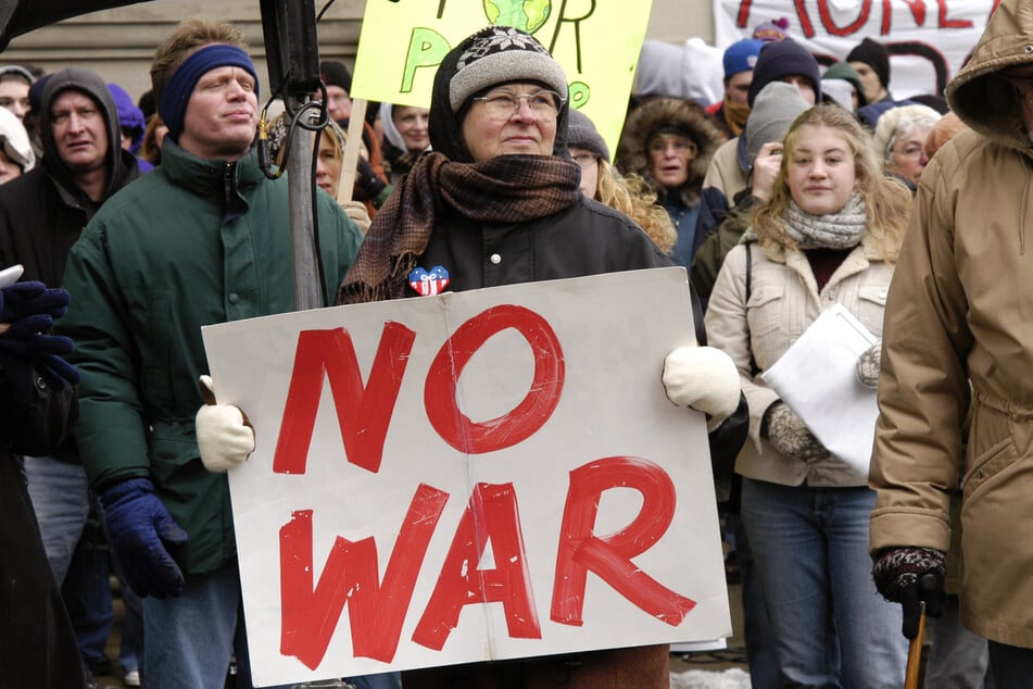 Trotz massiver und lautstarker Proteste ließ sich die Regierung nicht vom Krieg abbringen.