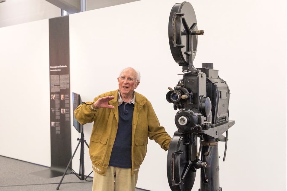 Enthusiastisch erklärt Ernst Hirsch (89) seinen ersten gekauften Filmprojektor.