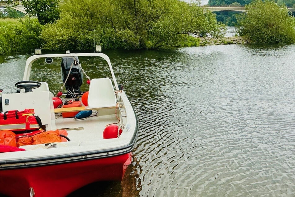 Wenn das Grillen brenzlig wird: Drei Frauen rutschen ins Wasser