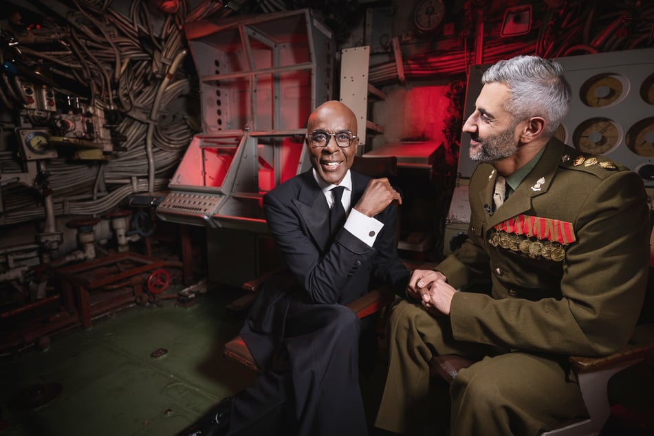 Im Gespräch mit Michel Abdollahi (44, r.) erzählt der 69-Jährige von seinem ersten Job in Deutschland.