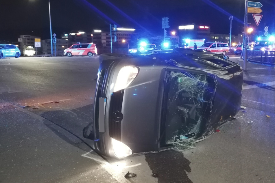 Stuttgart-Wangen: Mercedes-Fahrer überschlägt sich!