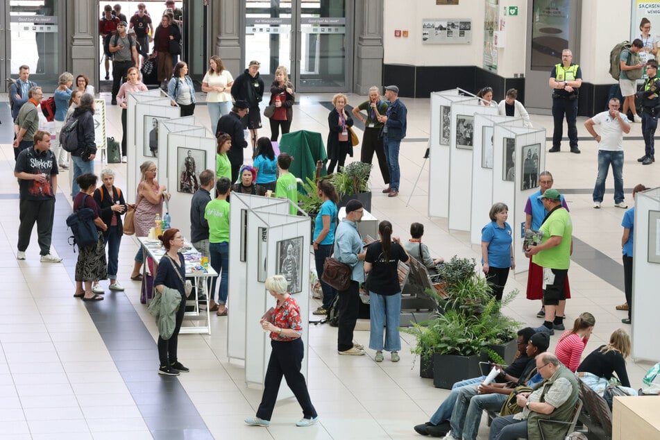 "Du im Spiegel"!: 40 Porträts von Obdachlosen sind im Dresdner Hauptbahnhof ausgestellt.