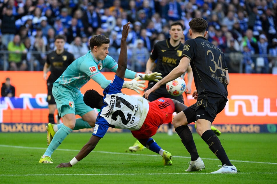 Philip Oteles (M.) Versuch per Seitfallzieher das frühe 1:0 zu erzielen, ging schief. FCA-Keeper Finn Dahmen (l.) hielt den Ball sicher.