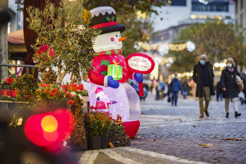 Für ein wenig weihnachtliche Atmosphäre sorgt auf der Frankfurter "Fressgass" ein aufblasbarer Schneemann.