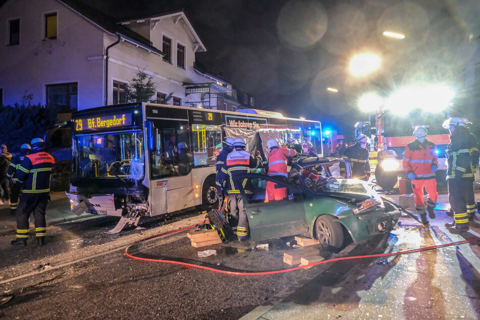 22 Verletzte bei zwei Busunfällen: Autofahrer (19) in Lebensgefahr