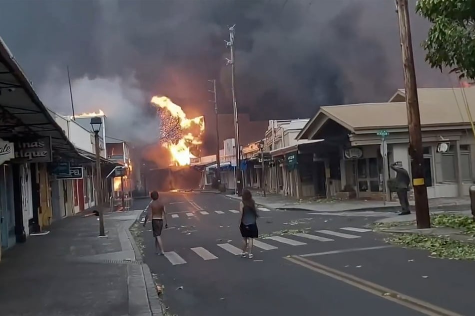In Hawaii spitzt sich die Lage wegen starker Busch- und Waldbrände auf der Insel Maui zu.