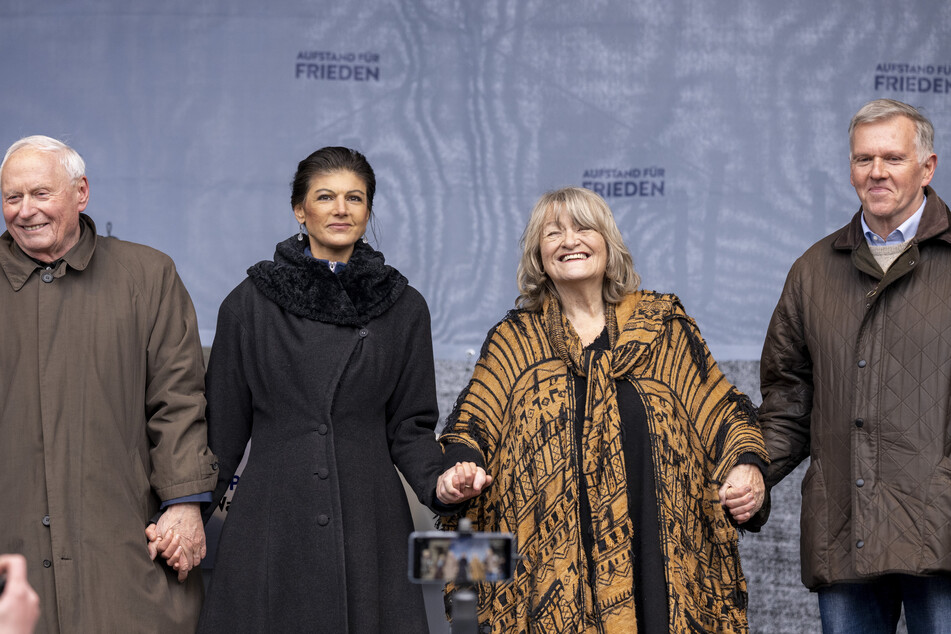 Sahra Wagenknecht (53, 2.v.l) zeigt sich Hand in Hand mit ihrem langjährigen Lebensgefährten Oskar Lafontaine (79, l.) sowie Frauenrechtlerin Alice Schwarzer (80, 2.v.r.) und Brigadegeneral a.D. Erich Vad (66, r.) während der Friedensdemo in Berlin.