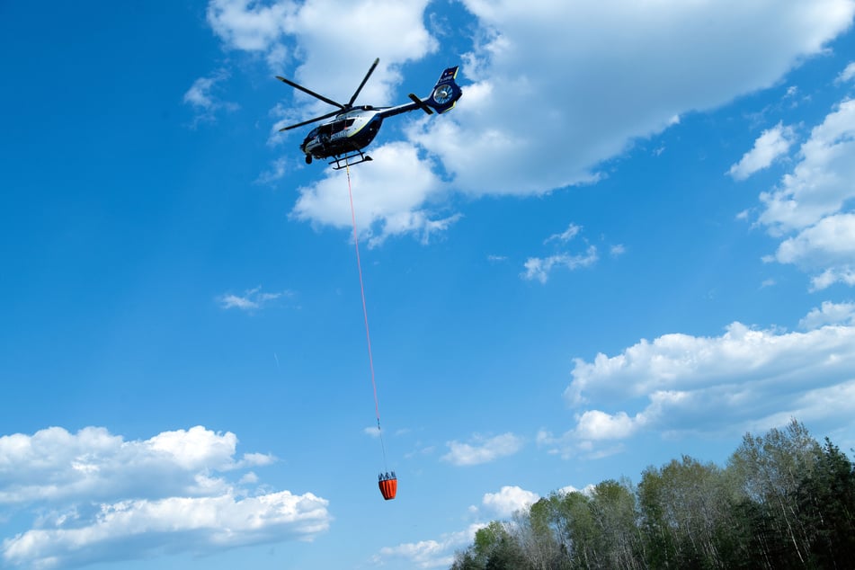 Bei einem Waldbrand im Rhein-Sieg-Kreis ist auch ein Polizeihubschrauber mit einem Löschsack zum Einsatz gekommen. (Symbolbild)