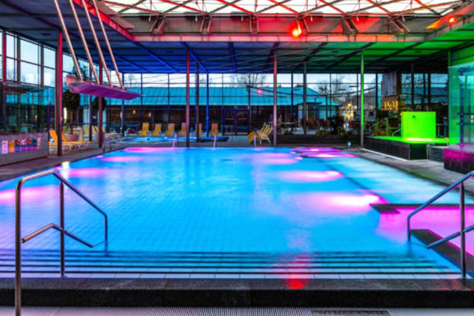 Die hübsche Beleuchtung der Becken ist ein besonderes Highlight des Hallenbades.