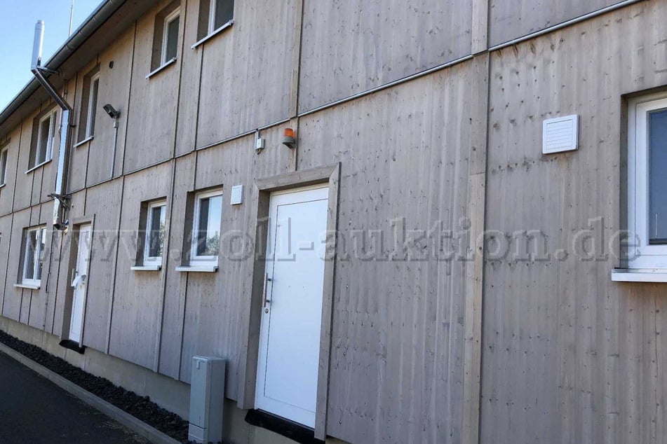 Zwei Stockwerke und insgesamt 22 Zimmer gibt es bereits ab einem Gebotspreis von aktuell 3000 Euro zu erwerben.