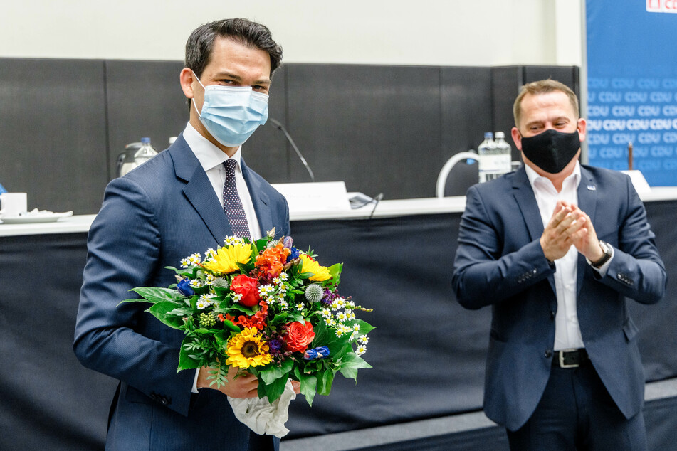 Christoph Ploß (35, CDU, l.) nimmt auf dem Landesparteitag der CDU Hamburg neben seinem Vorgänger Roland Heintze (47, CDU) den Applaus zu seiner Wahl entgegen.