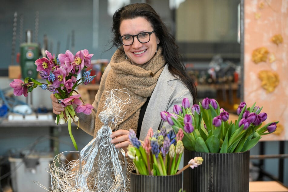 Schulleiterin Anja Schneider (48) zeigt ein kleines Modell der lebensgroßen Elfen für den großen Palais-Saal.