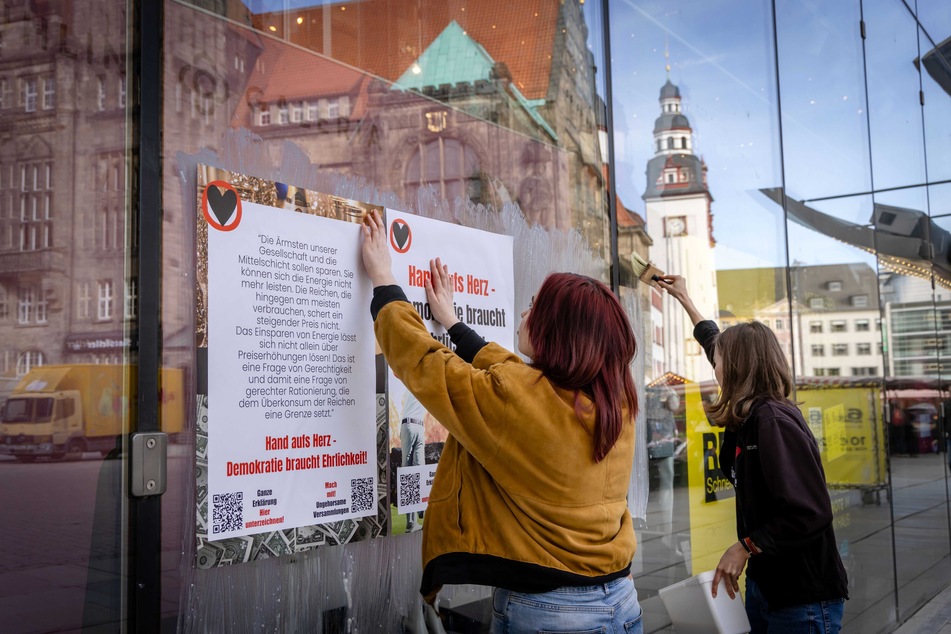 Zwei Aktivistinnen der "Letzten Generation" klebten am heutigen Samstag Plakate an die Fassade des Galeria Kaufhof in Chemnitz.