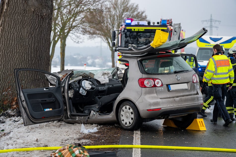 Die Feuerwehr entfernte das Dach und die Türen, um den VW-Fahrer aus seinem Auto holen zu können.