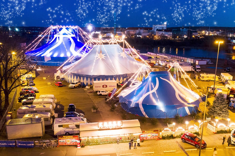 Das Zelt des Dresdner Weihnachts-Circus strahlt in der Winternacht.