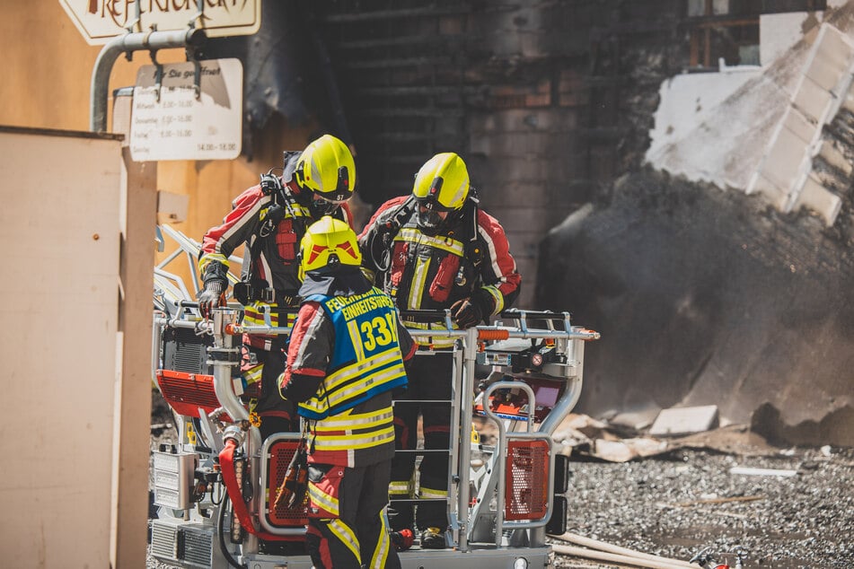 Die Feuerwehr ist im Einsatz.