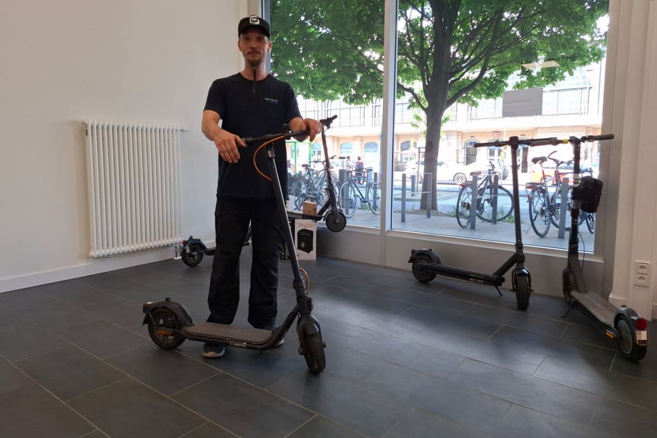 Mitarbeiter Tim Woldenberg (40) schraubt auch privat. Er hat ungefähr zehn E-Scooter in seinem Besitz.