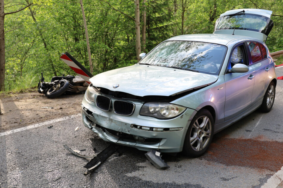 Auch die BMW-Fahrerin wurde vorsorglich ins Krankenhaus gebracht.